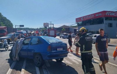 RS-240: Trânsito é normalizado após remoção de veículos envolvidos em acidente com três carros e uma moto