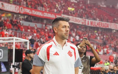 Pezzolano exalta reação do Inter, valoriza Borré e diz que Gre-Nal "é um campeonato à parte"