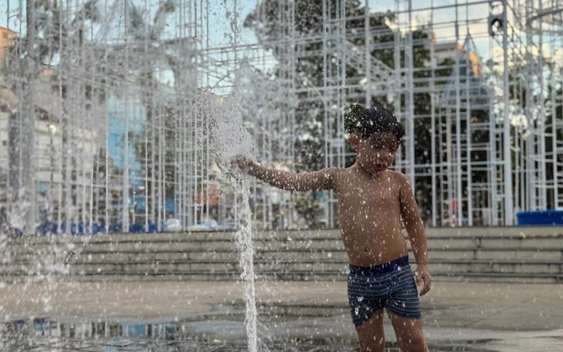 Crianças aproveitam o chafariz da Praça do Imigrante | abc+