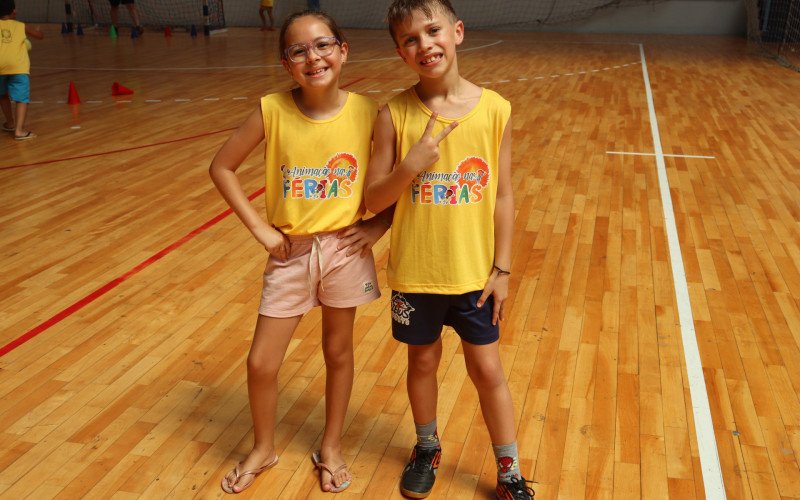 Sofia e João Pedro na aula de mini handebol do projeto AnimAÇÃO nas Férias, em Campo Bom | abc+