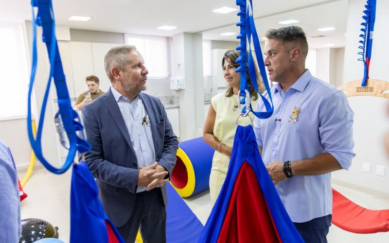 Prefeito Heliomar Franco, deputado federal Luciano Zucco e esposa conheceram estrutura do CAS TEA na Casa São Leo