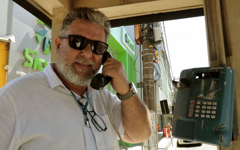 Alex Jeffiny em uma das antigas cabines que permanecem instaladas na área central de Canoas | abc+