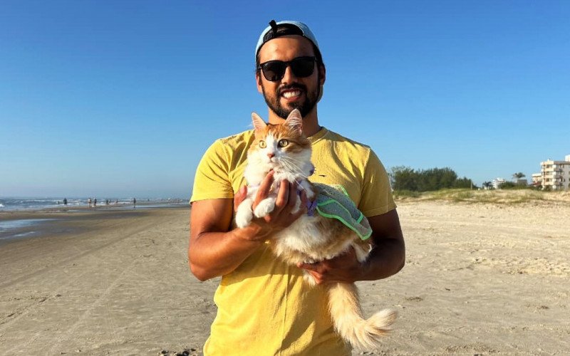 Renan e sua gatinha "premiada", a Prince | abc+