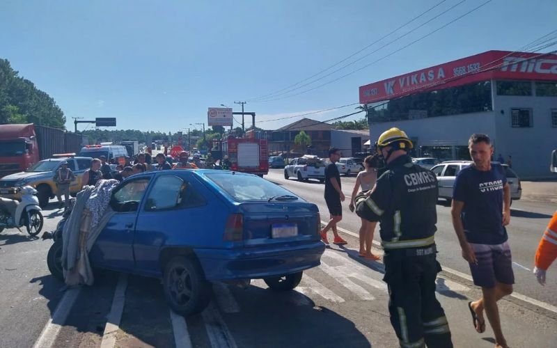 RS-240: Tr&acirc;nsito &eacute; normalizado ap&oacute;s remo&ccedil;&atilde;o de ve&iacute;culos envolvidos em acidente com tr&ecirc;s carros e uma moto