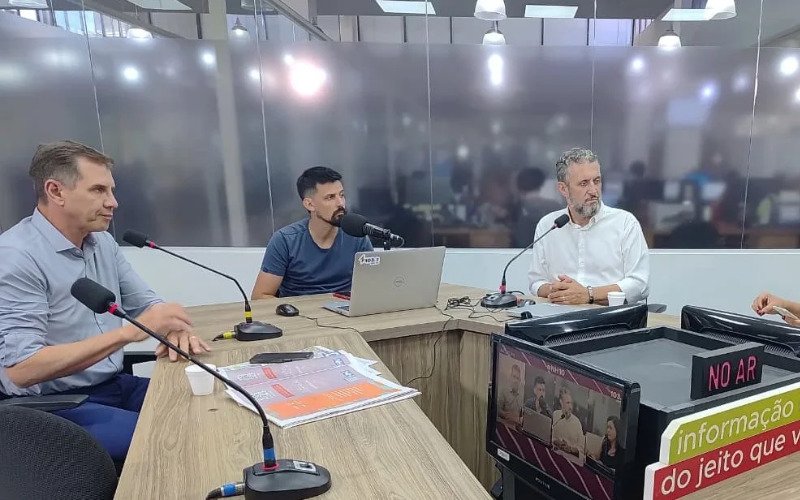 O deputado estadual Ernani Polo (PP) e Issur Koch, secretário interino de Ciência e Tecnologia durante entrevista exclusiva à Rádio ABC 103.3 FM, nesta segunda-feira (26). | abc+