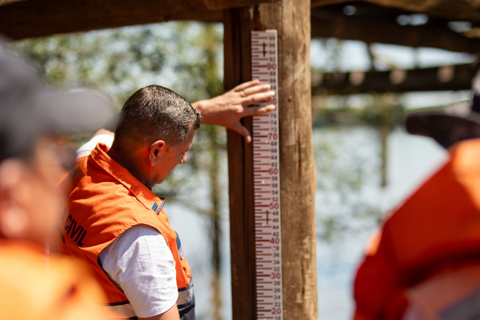 Defesa Civil de Canoas instala réguas para medição do Rio dos Sinos