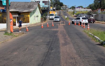 Trecho da Rua Rincão com a Estrada Presidente Lucena recebe recapeamento em Novo Hamburgo