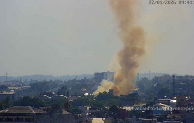 Incêndio gera coluna de fumaça perto da pista do Aeroporto Salgado Filho