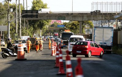 "Tá um perigo": obra na Avenida Guilherme Schell causa reclamações devido à sinalização e falta de fiscalização