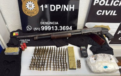 Espingarda, cocaína e uniforme policial são encontrados em casa abandonada em Novo Hamburgo