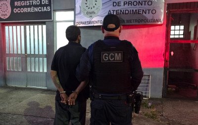 Guarda Municipal prende homem flagrado carregando portão de residência após furto no Centro