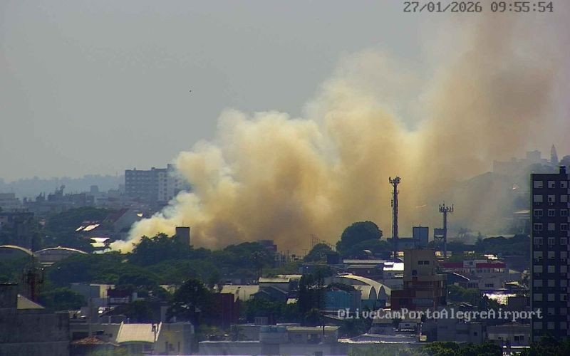 Incêndio atinge área perto do Aeroporto de Porto Alegre | abc+