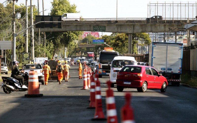 Devido à obra, é preciso atenção ao circular pela Avenida Guilherme Schell, em Canoas | abc+