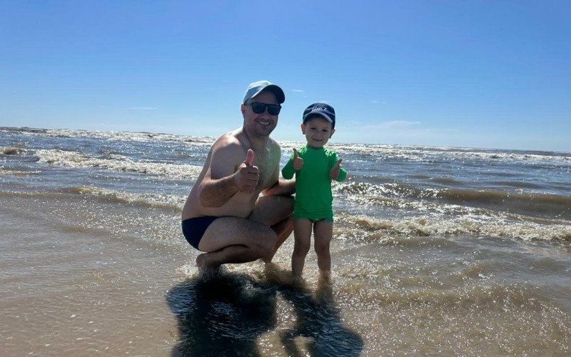 Fabiel aproveita a praia ao lado do filho em Tramandaí e diz que chocolatão não atrapalha | abc+