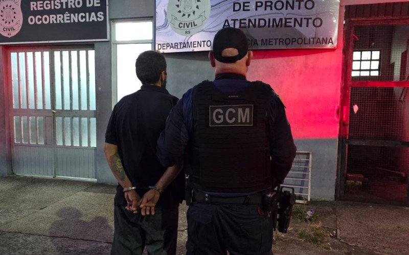 Homem foi preso flagrado carregando portão de residência