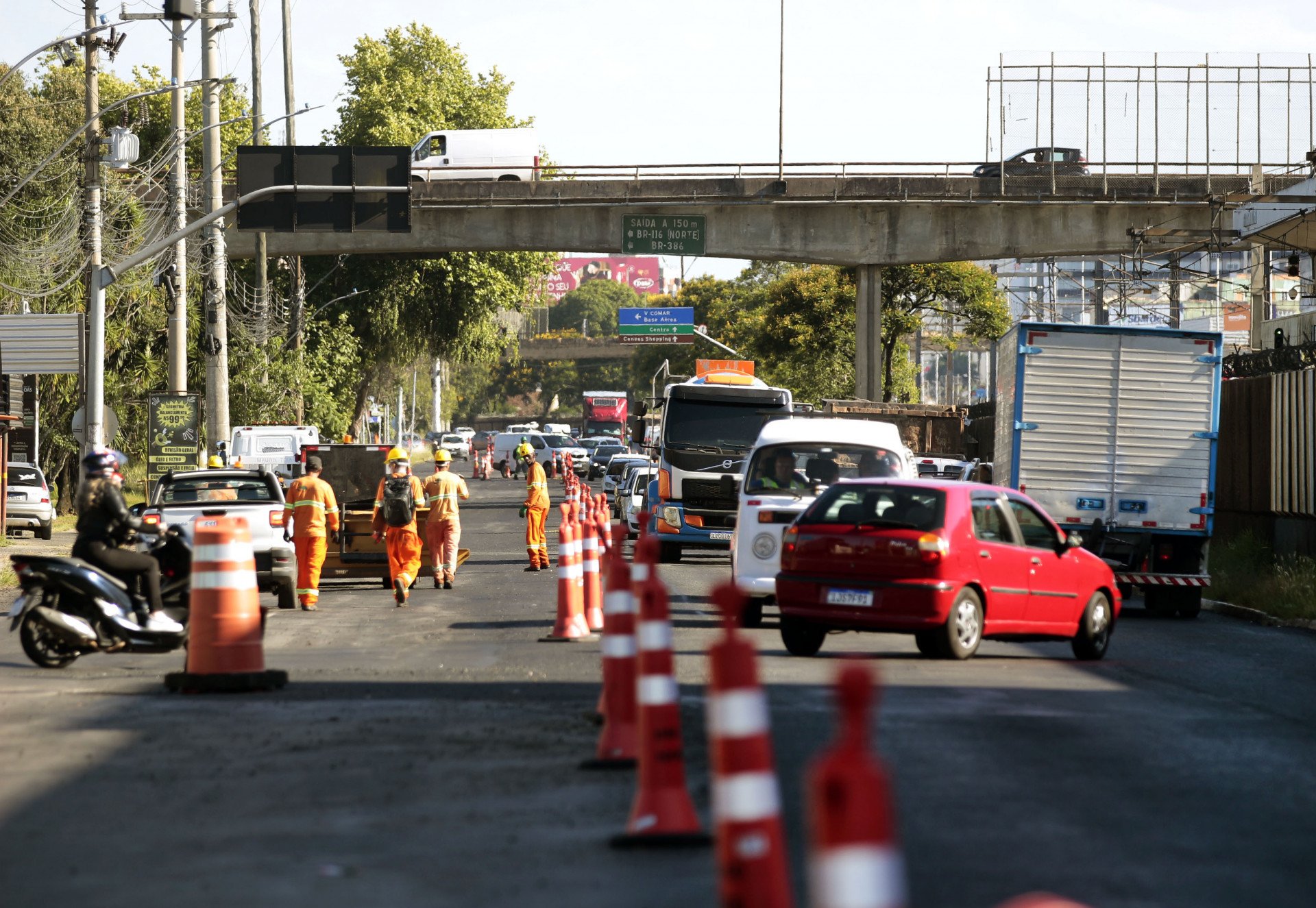 &ldquo;T&aacute; um perigo&rdquo;: obra na Avenida Guilherme Schell causa reclama&ccedil;&otilde;es devido &agrave; sinaliza&ccedil;&atilde;o e falta de fiscaliza&ccedil;&atilde;o