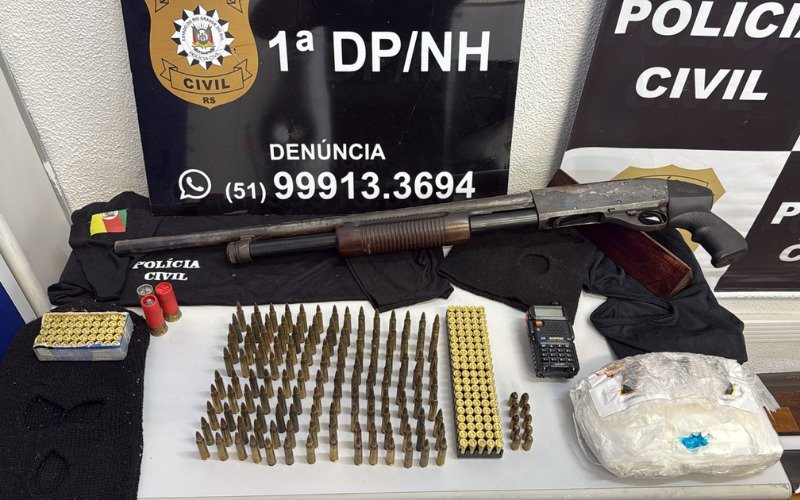 Entre o material encontrado no local usado por criminosos, foi apreendida uma camiseta da Polícia Civil | abc+