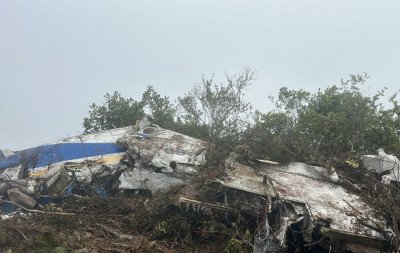 VÍDEO: Avião cai na Colômbia e deixa 15 mortos; deputado está entre as vítimas