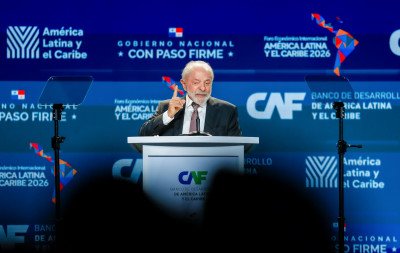 Lula deixa hospital após cirurgia