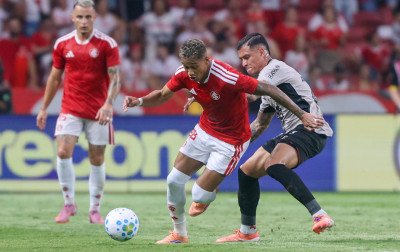 Inter pressiona, tem dois gols anulados e estreia com derrota no Beira-Rio