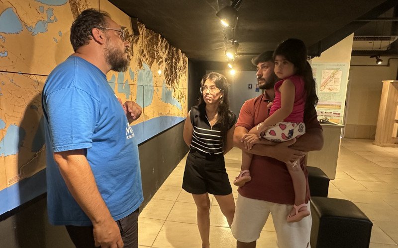 Museu Ceclimar - Ricardo Santiago e Leslyê Glashorester e a filha Aimê | abc+