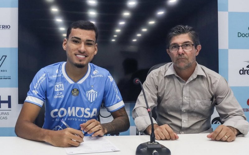 Zagueiro Luan ao lado do diretor de futebol, Luis Fernando Hannecker | abc+