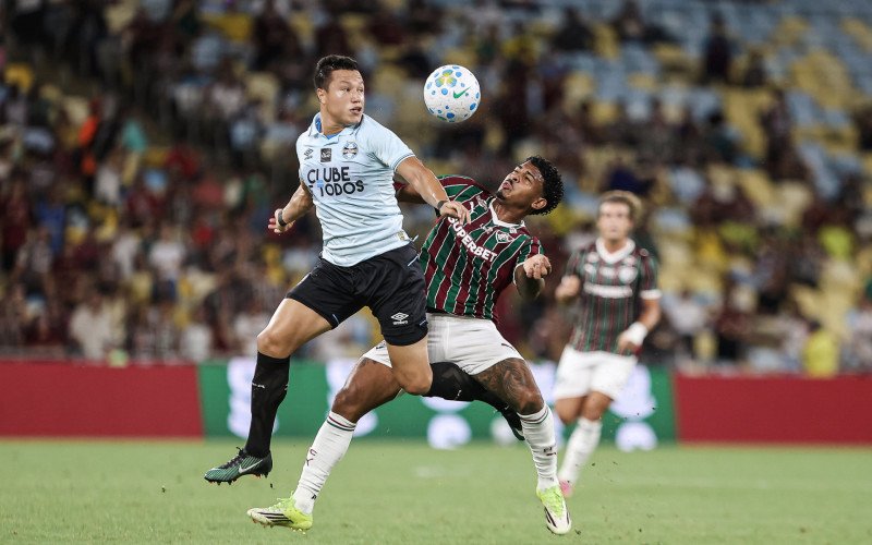 Marlon (à esquerda) em disputa de jogada aérea | abc+
