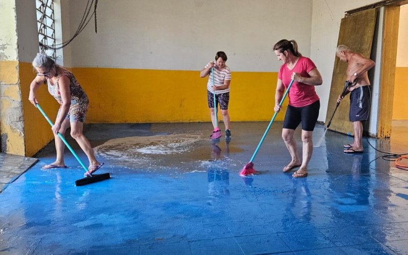 Ontem, grupo fez trabalho de limpeza e pintura no local
