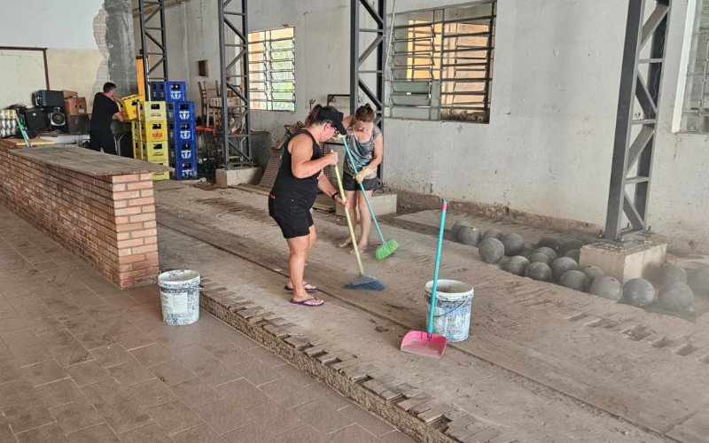 Mutirão de limpeza na Sociedade Guarany, da Scharlau, em São Leopoldo