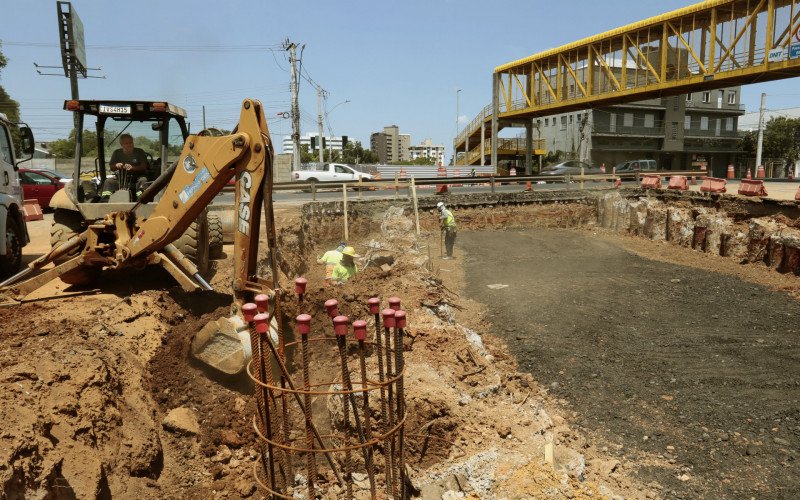 Operários já abriram parte da Getúlio Vargas para as obras