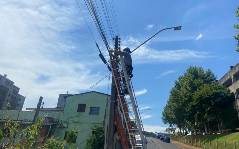 Retirada de fios na Rua Arlindo Pasqualini, entre a Rua Demétrio Ribeiro e a Rua Alfredo Cassel, em Novo Hamburgo | abc+