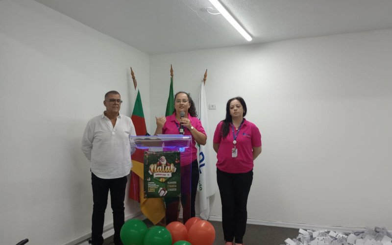 CDL-SL realiza sorteio da campanha do Natal Show - na foto, presidente da CDL, Olinto Menegon, ao lado de Bruna Caroline Cardoso e Maionne Santi Pereira, que coordenaram a campanha Natal Show 2025