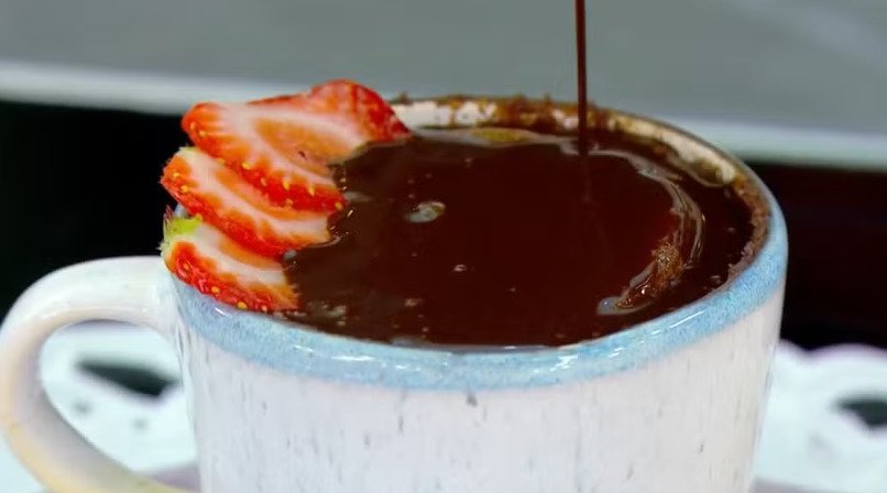 Receita de bolo de caneca com calda da Ana Maria Braga