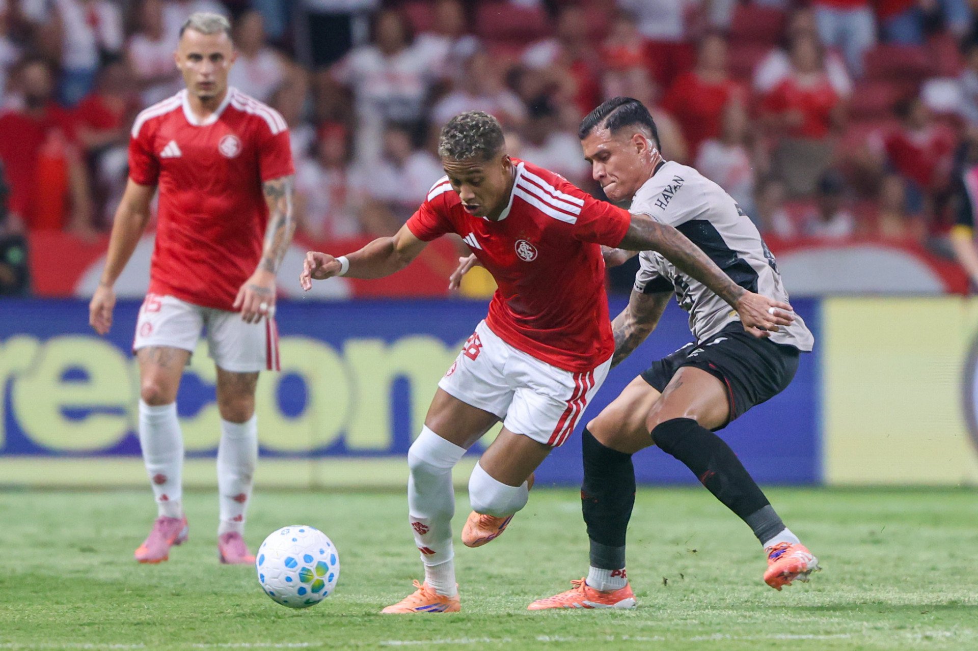 Inter pressiona, tem dois gols anulados e estreia com derrota no Beira-Rio