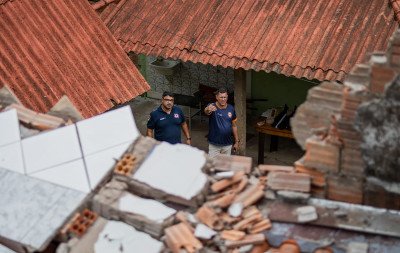 Queda de galhos e muro caído sobre telhado de igreja: Ventos de 80 km/h atingem Canoas durante temporal