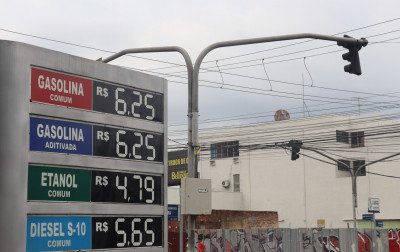 Preço da gasolina tem variação de até R$ 0,24 em postos de Novo Hamburgo após anúncio da Petrobras
