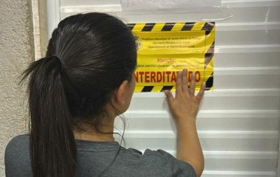 Fora da validade e sem comprovação de origem: 700 quilos de comida estragada são encontrados em dois mercados do RS