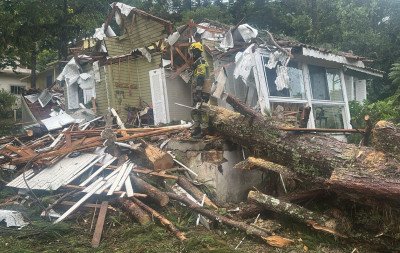 Temporal causa queda de árvore de grande porte e residência tem estrutura afetada em Canela
