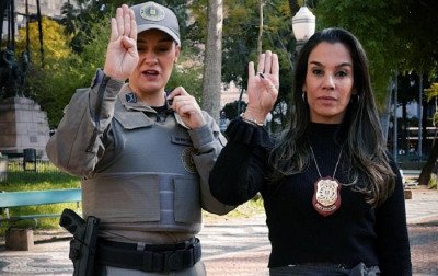 Mulher faz sinal internacional de socorro e companheiro é preso; saiba como fazê-lo