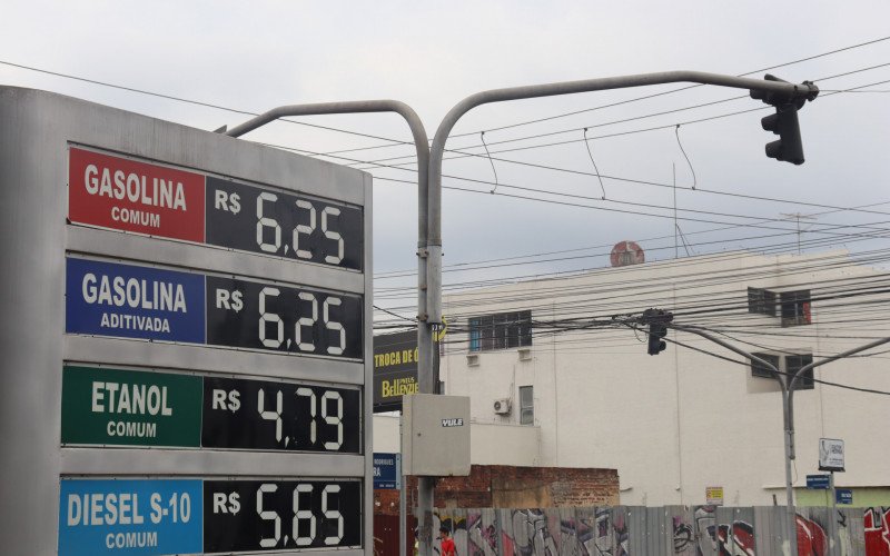 Preço dos combustíveis começa a reduzir em Novo Hamburgo após anúncio da Petrobras | abc+