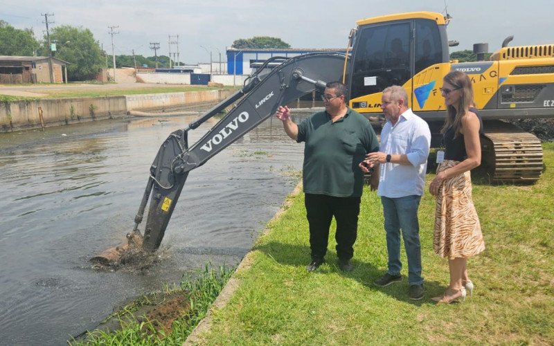 Secretário Tarzan, prefeito Heliomar e diretora-geral Cacau acompanharam o início dos trabalhos