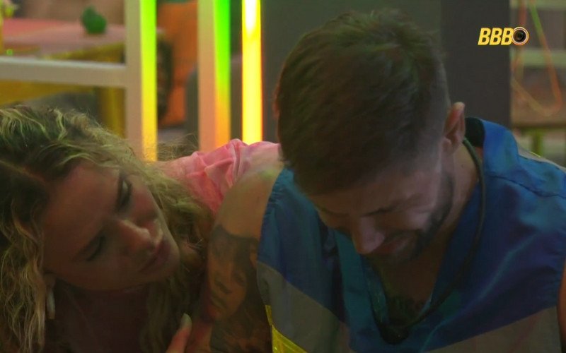 Jonas chora e é consolado por Sarah na festa do líder no BBB 26 | abc+
