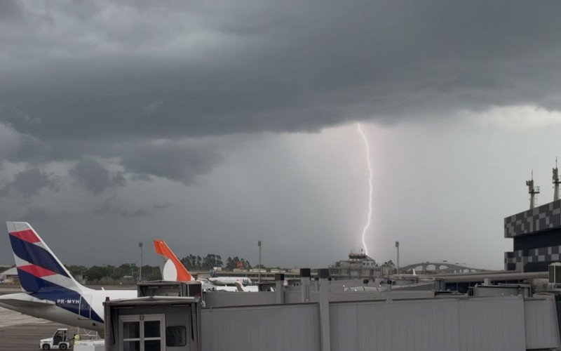Descarga elétrica é registrada em Porto Alegre, nas proximidades do Aeroporto Salgado Filho | abc+