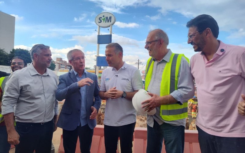 Ministro Renan Filho (centro) vistoriou andamento das obras | abc+