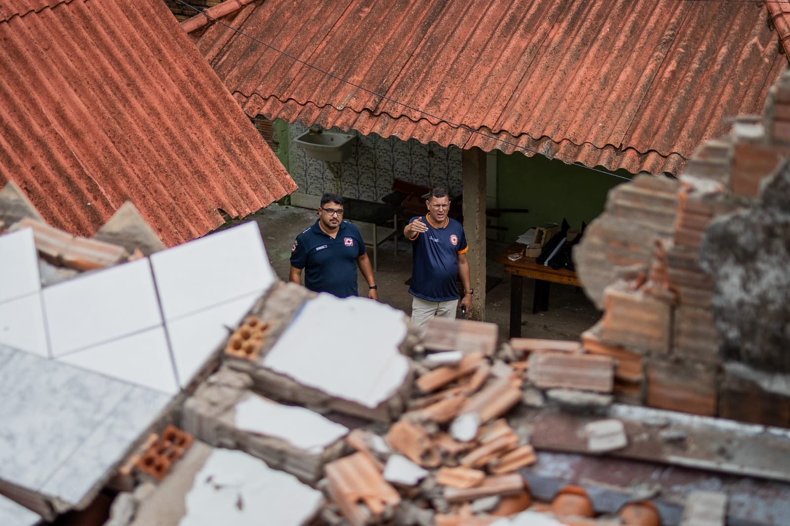 Queda de galhos e muro caído sobre telhado de igreja: Ventos de 80 km/h atingem Canoas durante temporal