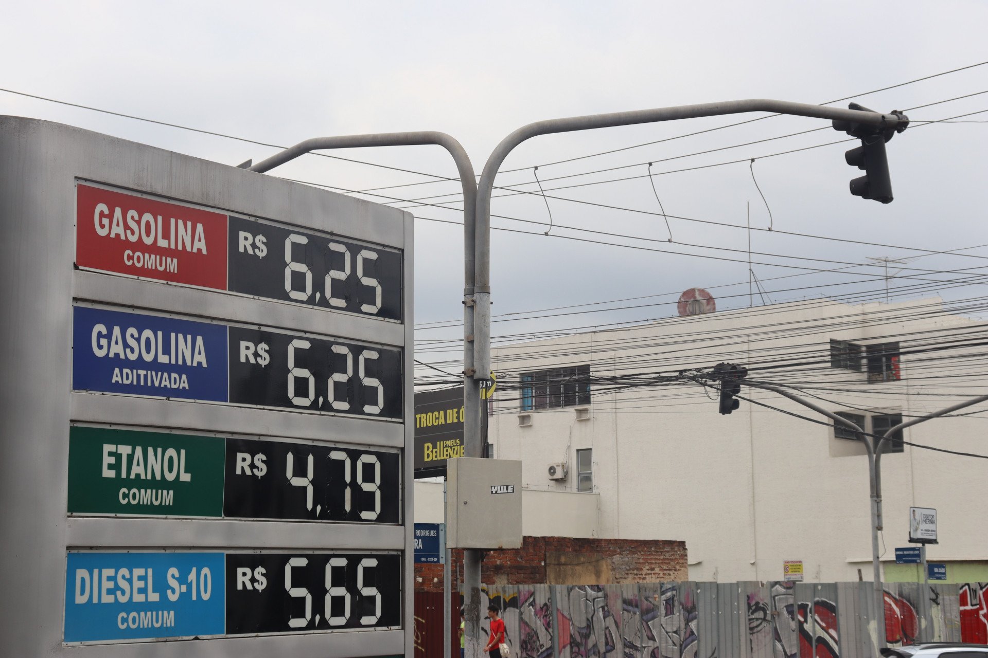 Preço da gasolina tem variação de até R$ 0,24 em postos de Novo Hamburgo após anúncio da Petrobras