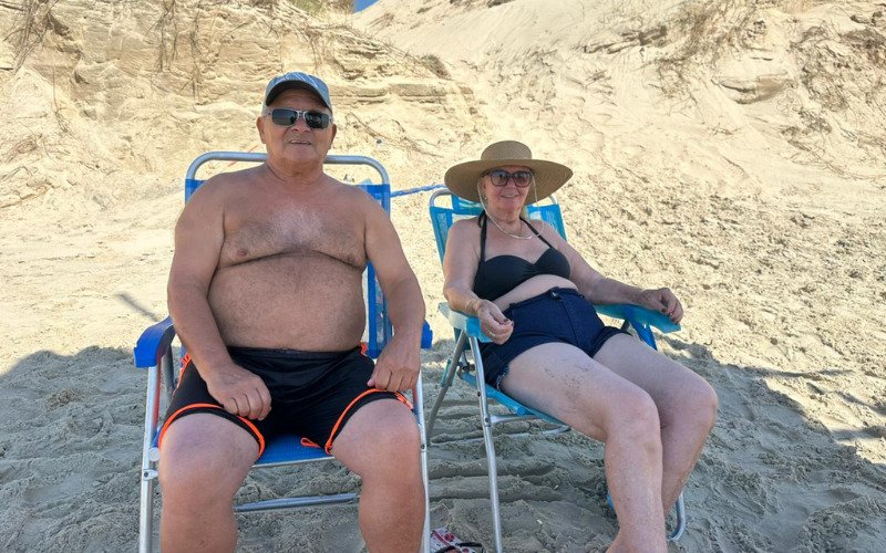 Frequentadores da Barra de Tramandaí há 12 anos, o casal Orleans Machado e Jess Alvest afirma que o mar costuma variar muito em janeiro | abc+
