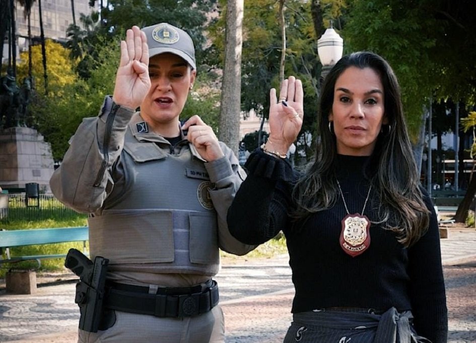 Mulher faz sinal internacional de socorro e companheiro é preso; saiba como fazê-lo