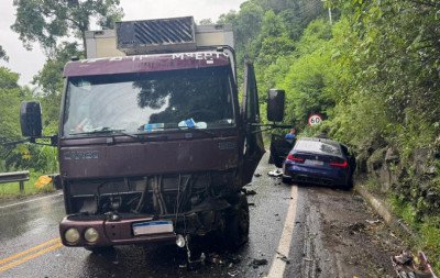 BR-116: Caminhão invade contramão e colide contra veículo em Ivoti