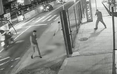 Cachorro é morto com dez tiros em frente a ponto de ônibus